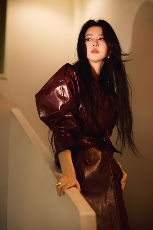 想听歌的我却被星月编发种了草，谭维维的魅力不止动人嗓音！