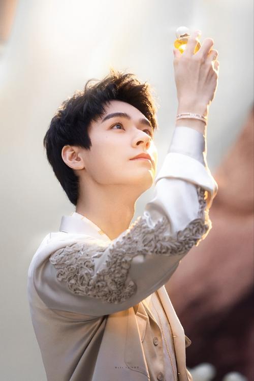 野兽派官宣首位香氛大使龚俊，诚意献上樱花限定系列