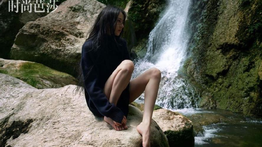 迪丽热巴 水中望月,云散月明