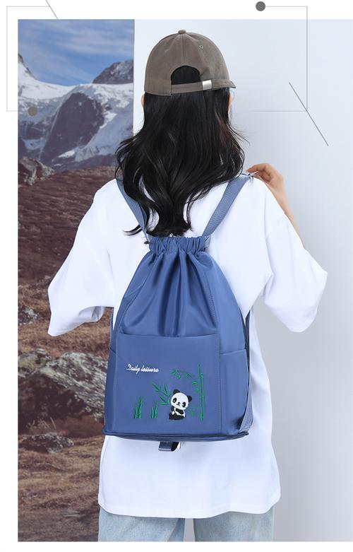 折叠旅行包折成小包视频,袖子向右折裤子向左折衣服从中间折叠