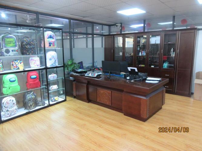 泉州箱包,泉州百富箱包有限公司法人代表正在营业