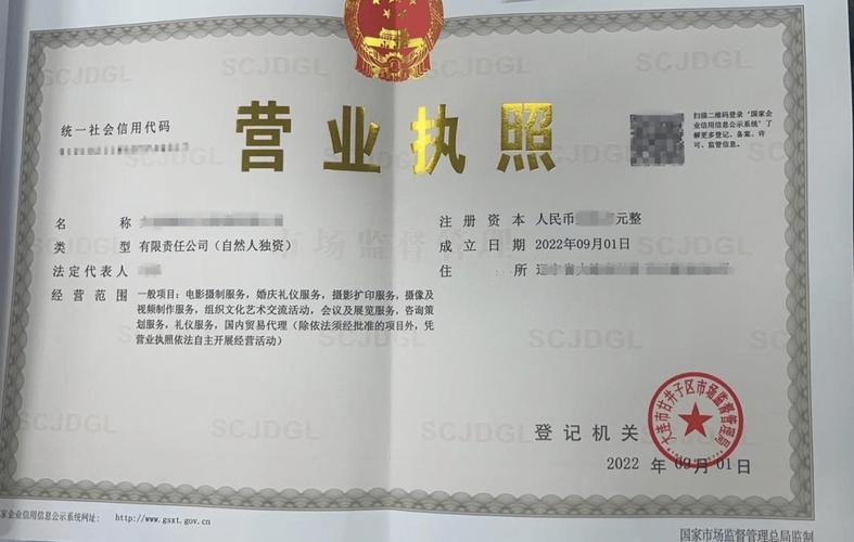 泉州箱包,泉州百富箱包有限公司法人代表正在营业