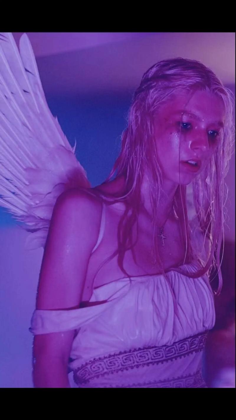 《亢奋》看了吗?那个能穿出自己风格的Jules真的迷到我了!