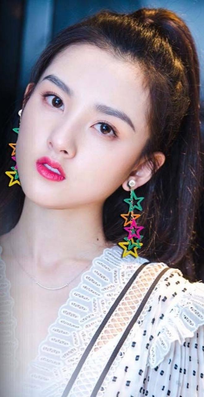 恢复营业的女明星怎么全都“变脸”了!宋祖儿和张天爱的清透元气妆你可吗?