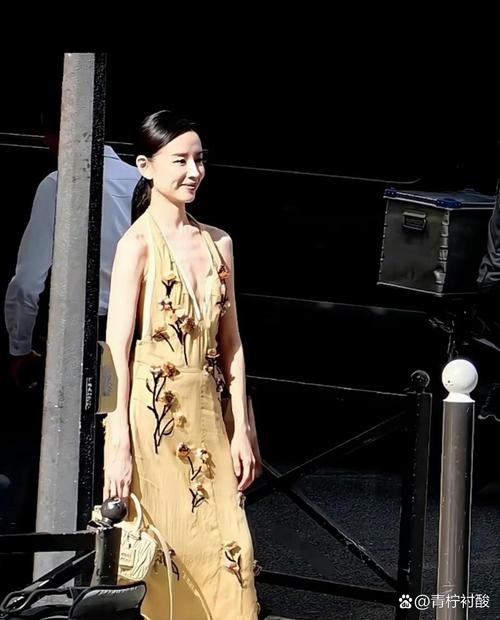 200块钱的裙子3位女星抢着穿,竟有1条是假的?