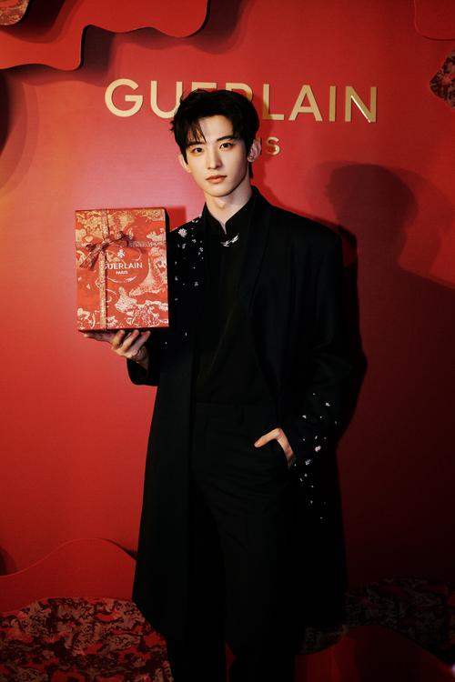 法国娇兰品牌挚友牛骏峰亲临北京翠微百货活动现场 诠释“轻出于兰”