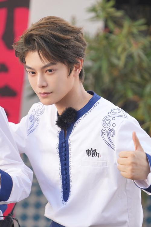 与丁禹兮一起感受夏天的快乐！