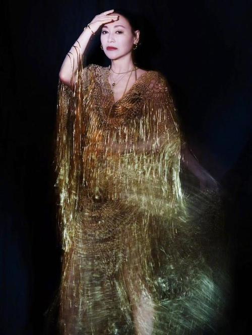 时尚芭莎90秒 |年末Party之:“战袍”精选