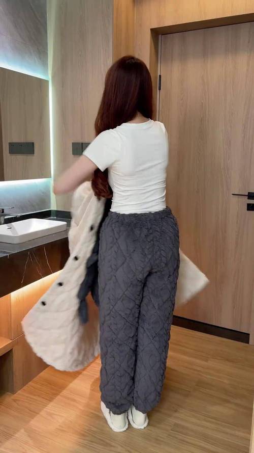 冬天也要拒绝臃肿，一件睡袍式大衣让你温暖又有好身材！