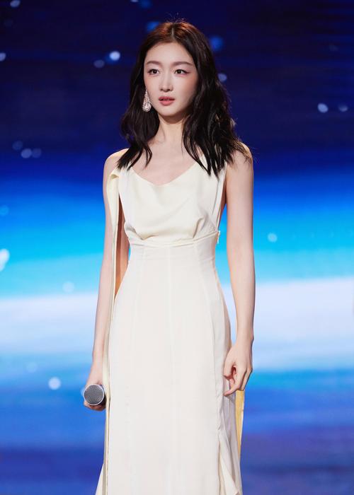 连衣裙下穿裤子?范冰冰周冬雨2种身材都爱上这1种穿衣法!