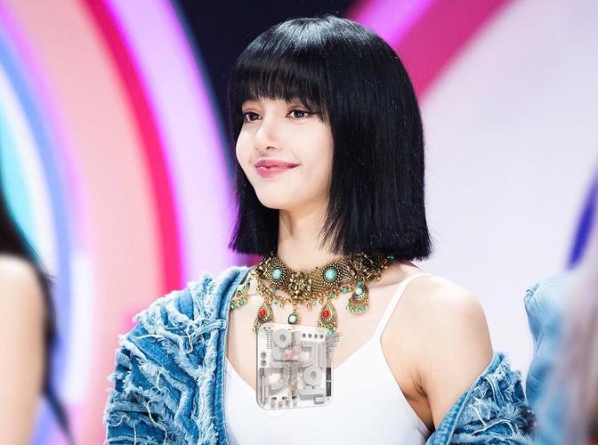 Lisa亲身示范,短发女生真的可以性感又可爱!