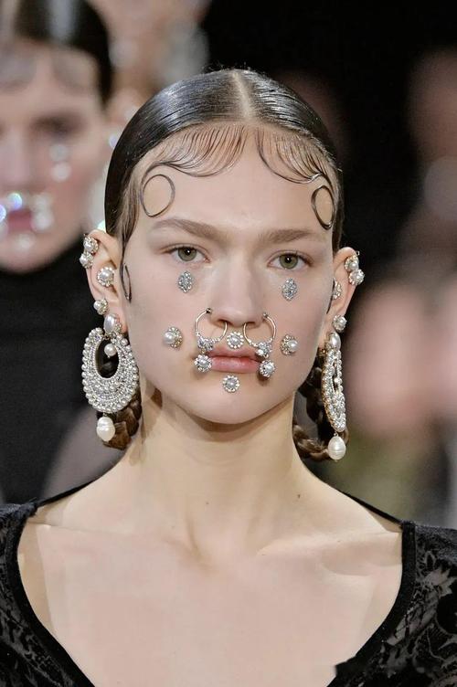 连化妆都漫不经心的法国女人，凭什么能当上彩妆总监？