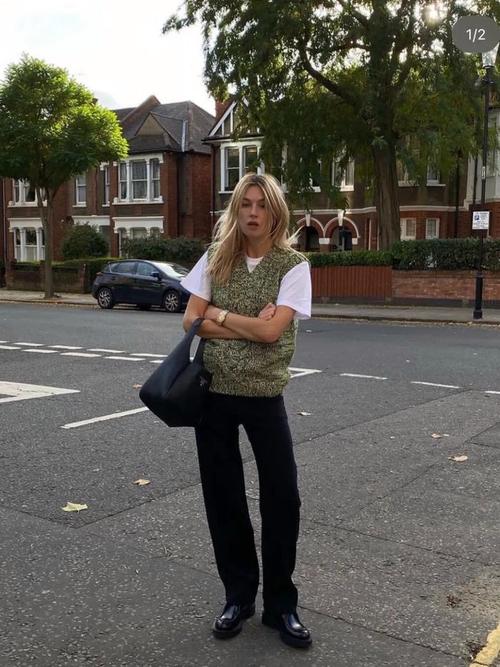 热巴都爱的 “奶奶牌” 毛背心,究竟有何魅力?