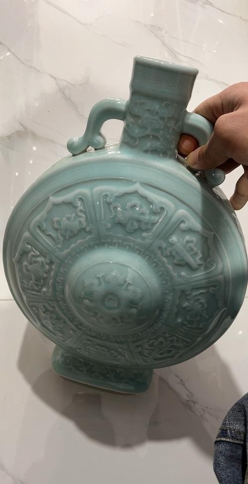 苏秘37°携手陶艺家白珍推出艺术家限定款“瓷月瓶”