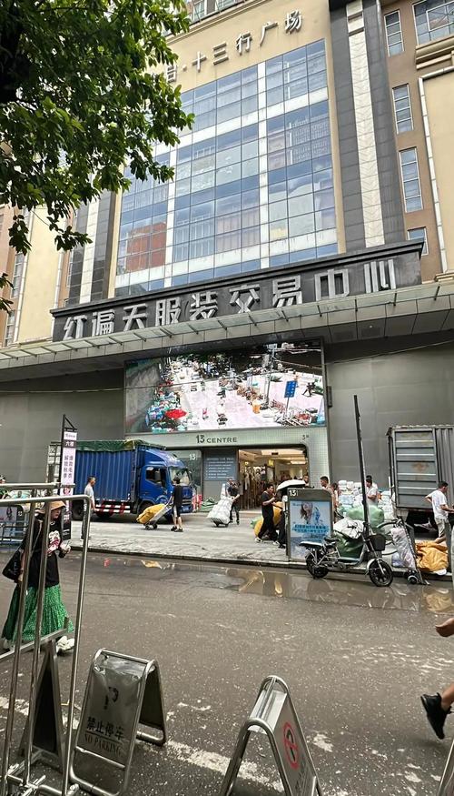 深圳最大箱包批发市场,广州是华南服装中心淘宝也有卖货