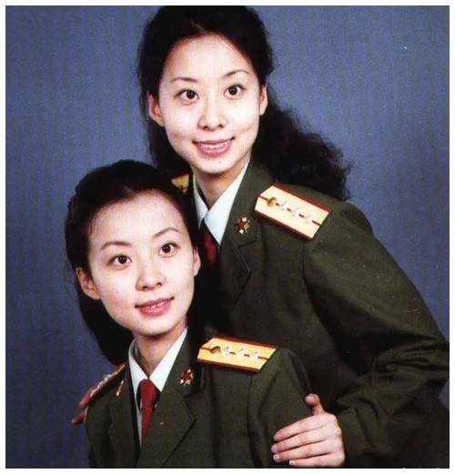 薇薇姐妹拍照怎么能脸那么小？女明星的小脸心机我Get了！