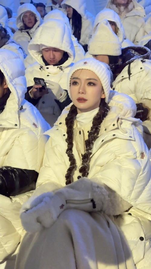 薇薇姐妹拍照怎么能脸那么小？女明星的小脸心机我Get了！