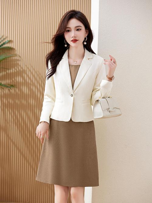 职场女性必备的套装裙，这个秋天你应该穿这一件