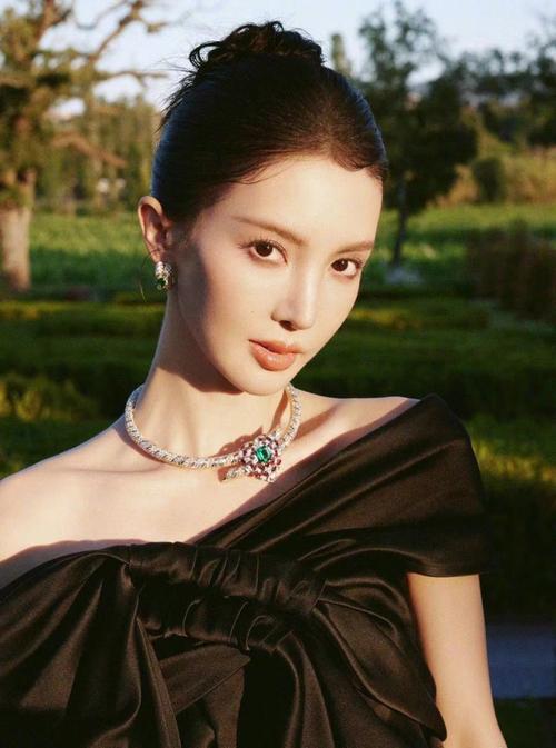 金晨胆子很大啊！一身芭比粉还不吃藕？