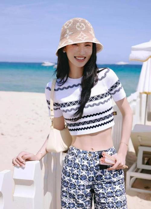 金晨胆子很大啊！一身芭比粉还不吃藕？