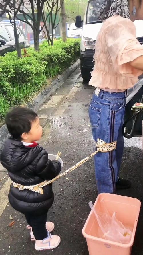 就这么怕衣服丢了?怎么“绑”这么紧!