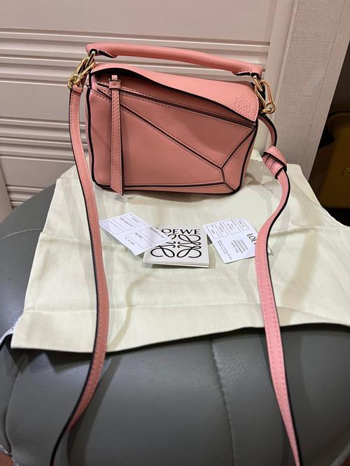 时尚芭莎90秒|LOEWE的包包,最近是怎么回事?