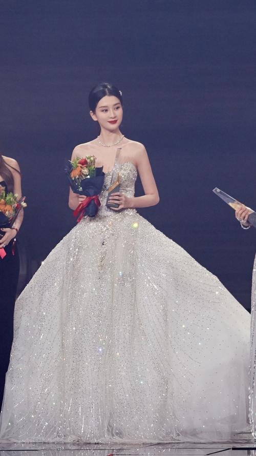 秋风起，乔欣的钻石流苏包复活了！【当红新手袋】