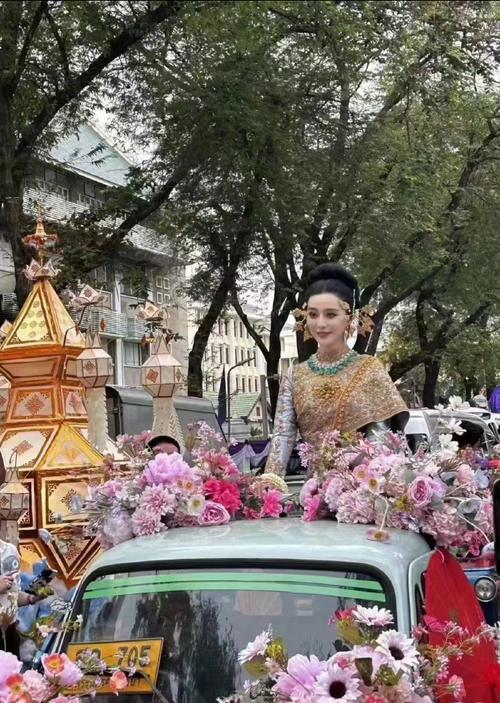 一周女星穿衣红黑榜|范冰冰热恋要穿小甜裙,郭晶晶富太穿成洗碗工!