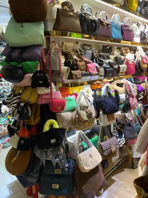 批发爆款包包在哪里,广州包包批发市场紫源港是批发包包好去处