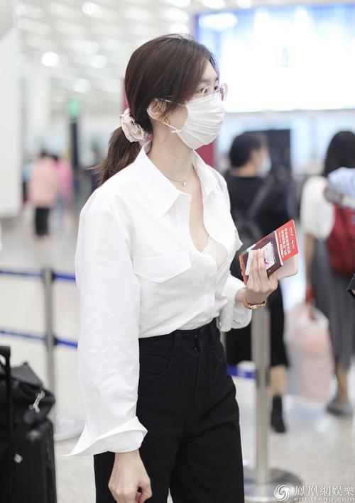 露出衬衫领子的你，看着就不一般