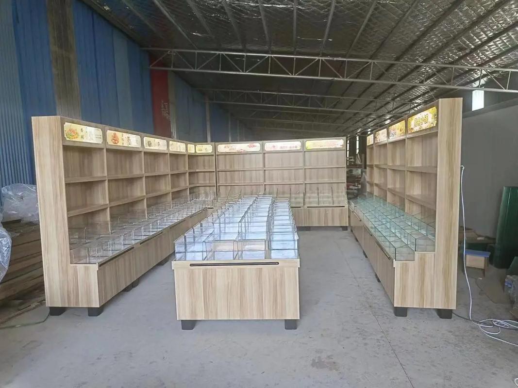 木制展柜图片,木制货架延长使用年限
