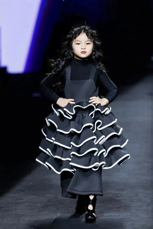 超模周记|17岁的T台小旋风,超模王新宇带你探秘时装周!