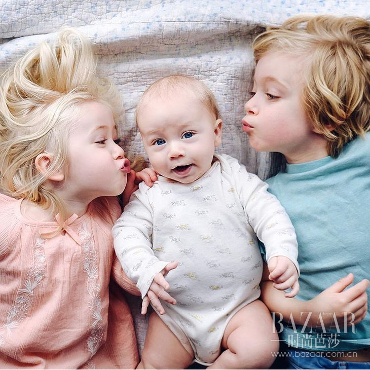 adaymag-3-cats-3gods-3kids-lovely-family-011