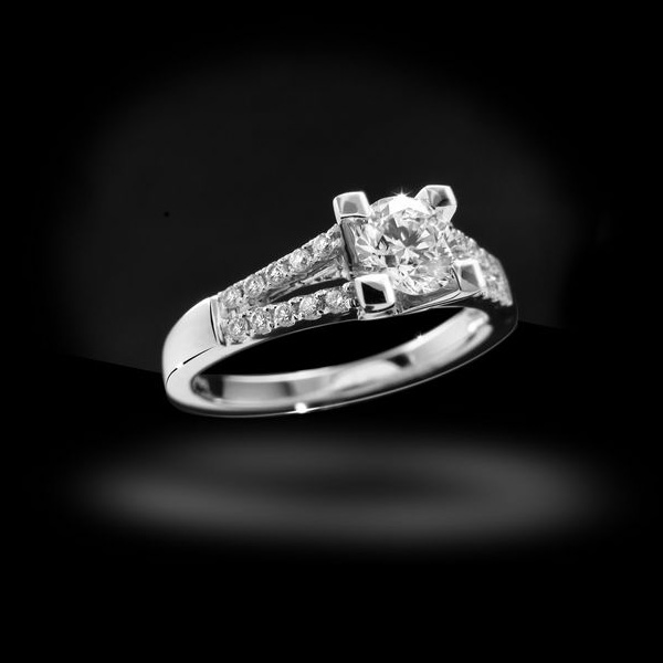 Diamondland 为你挑选完美订婚钻戒