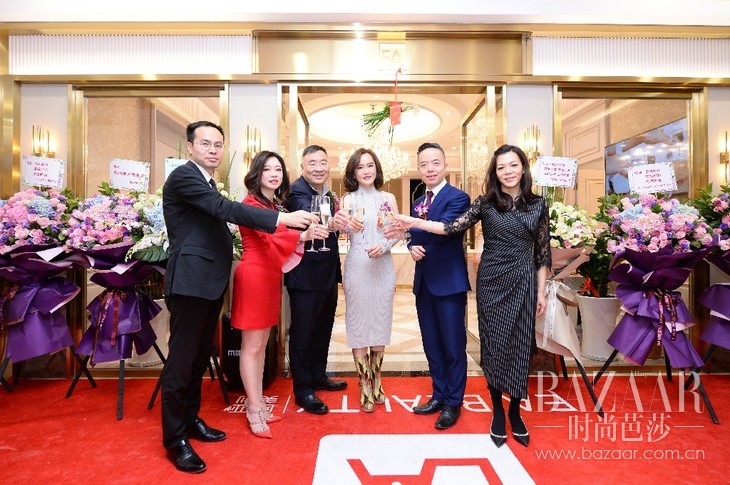 华贸购物中心店长李罗宾先生 左二 欧亚美创区域总监欧阳美清女士 左三 欧亚美创集团董事长王大维先生 右三 欧亚美创董事总经理朱丽霞女士 右二 华贸商管总裁李杰先生 右一 欧亚美创华贸店经理魏月仪~1