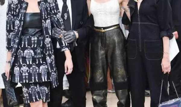 秀身材,防走光,还百搭!Cara Delevingne的连体衣真是技多不压身!