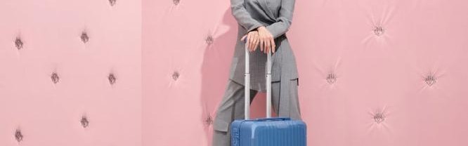 RIMOWA中国区品牌大使宋茜活力演绎 Essential 系列全新配色香芒橙和青竹绿