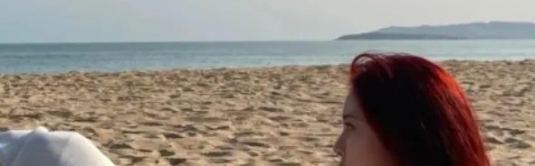 看她这一头红发，不就是现实版的人鱼公主吗？！