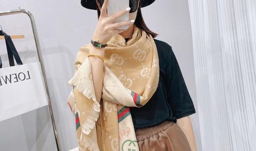 如何做2019年最有福气的女孩?穿Gucci猪猪卫衣,挎着Chloé猪猪包,戴上伯爵的猪猪手表···