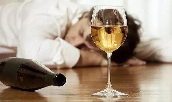 误喝断片儿酒？在你脱裤子被撂倒前来点这些解解酒