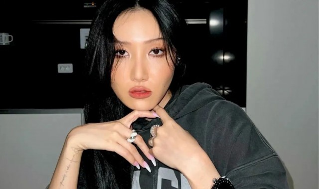 不想卷了,年轻人们开始坦然穿上大码