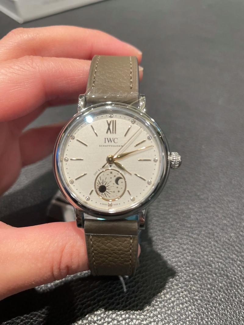 IWC万国新推出两款女士腕表，回归圆形表壳！
