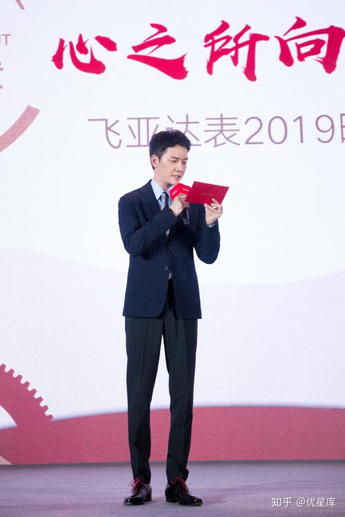冯绍峰颁奖：飞亚达2019时光勋章品牌盛典敦煌启幕