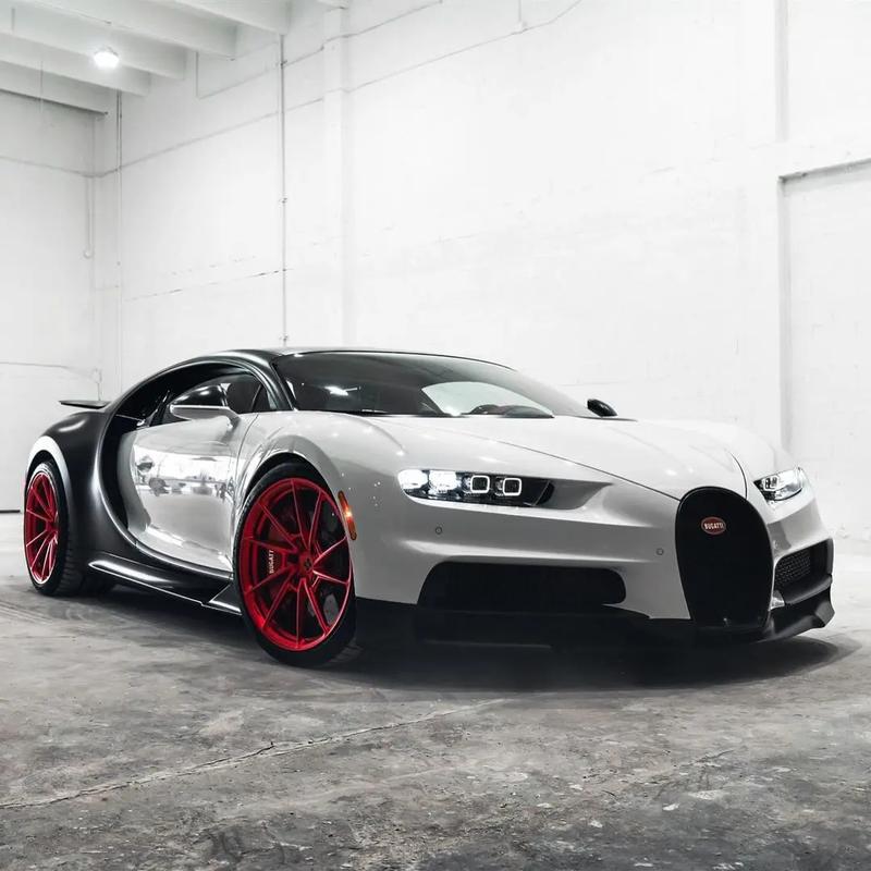 Jacob&Co.杰克宝与Bugatti布加迪携手打造布加迪Chiron凯龙蓝宝石水晶腕表