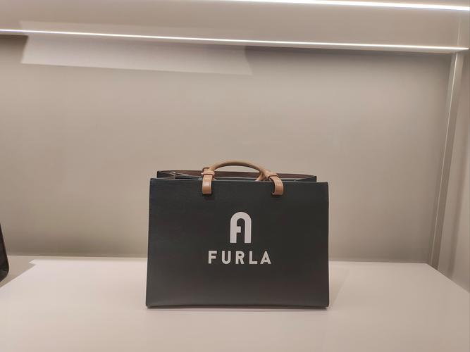 FURLA LOGO LINKS 致敬意式风情