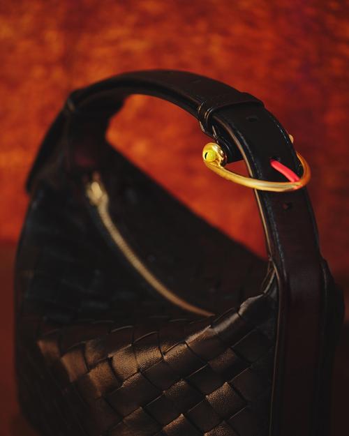 Bottega Veneta甄选橙橘色单品打造2022新春系列