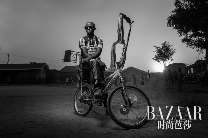 People冠军 摄影师︰Joel Nsadha 简介︰At the Playground - 摄于乌干达首都坎帕拉,这是他最喜欢的单车,并且会在傍晚开到贫民窟的游乐场,看着小孩打球。