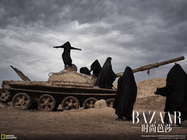 People优异奖 摄影师︰Yanan Li 简介︰Overlooking Iraq From Iran - 摄于伊朗胡齐斯坦省,位于伊朗与伊拉克之间的边界,一群女学生正在战争留下来的坦克上玩耍。