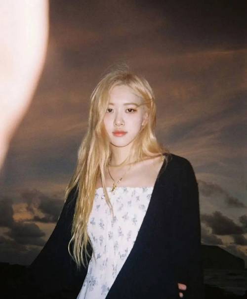 离开韩式审美的Rosé，这次赢了