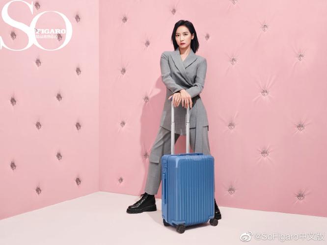RIMOWA中国区品牌大使宋茜活力演绎 Essential 系列全新配色香芒橙和青竹绿